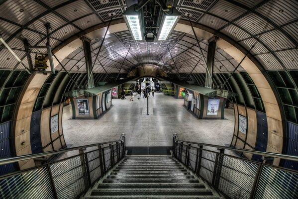 Escaleras abajo en el metro de Londres