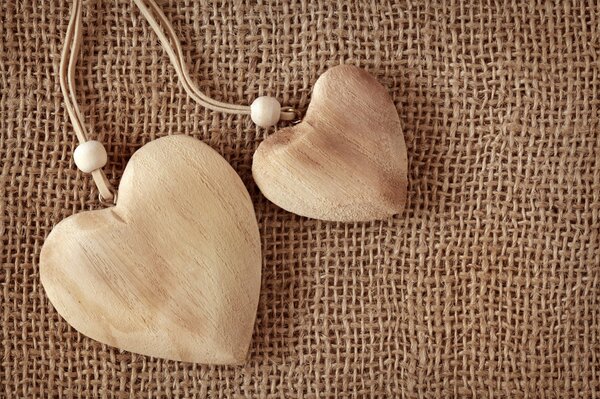 Coeurs en bois comme pendentifs