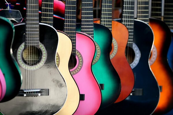 Viele farbige Gitarren im Hintergrund