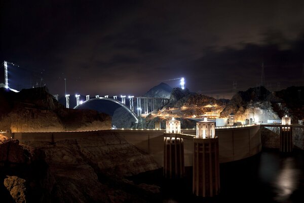 Un gran dique en América y un puente iluminado con luz blanca