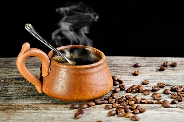 Café chaud dans une tasse sur une table en bois