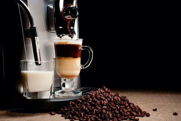 Caffè e latte in macchina da caffè su sfondo nero