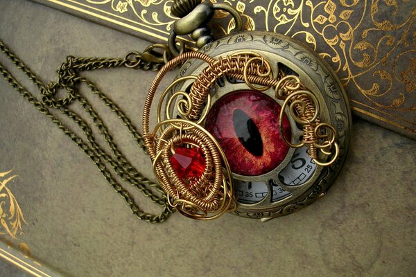 Montre de poche pendentif en forme d oeil