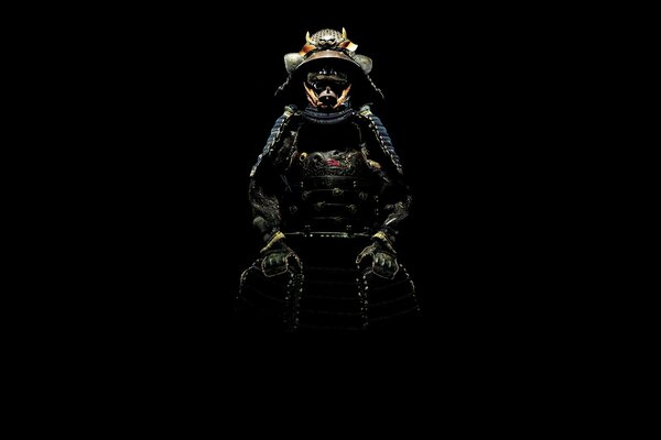 Samurai-Kostüm, das auf schwarzem Hintergrund leuchtet