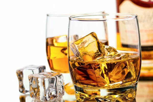 Deux verres de whisky américain avec de la glace