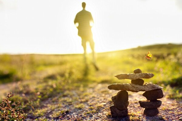 Casa di pietre. L uomo che corre verso il sole