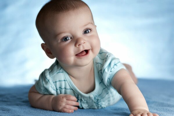 Photo délicate avec un bébé souriant