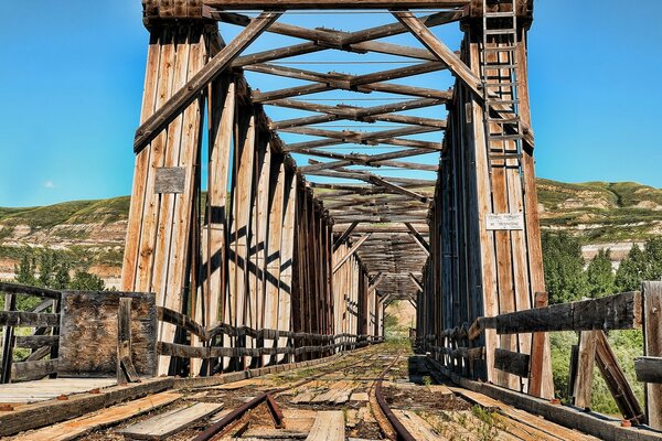 Ponte ferroviario su sfondo di montagna e cielo