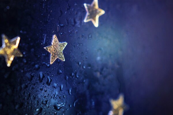 Estrellas con gotas de agua sobre fondo azul