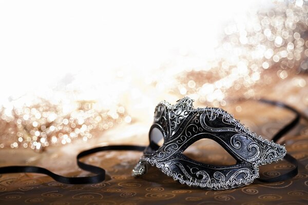 Maschera di Carnevale in bianco e nero con paillettes dorate