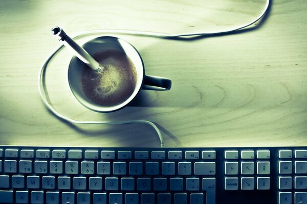 Fond d écran avec clavier et café sur le bureau