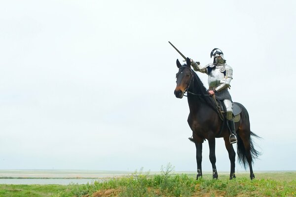 Ein schöner Ritter in Rüstung auf einem Pferd