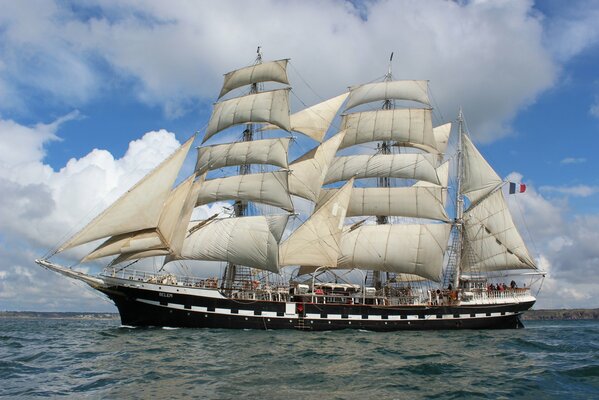 Immagine della nave con le vele che galleggiano sul mare