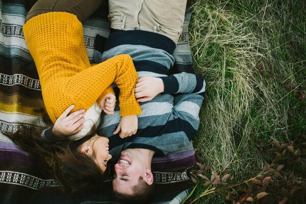 Hermosa pareja tumbada en la naturaleza. Fondos de pantalla HD de pantalla completa