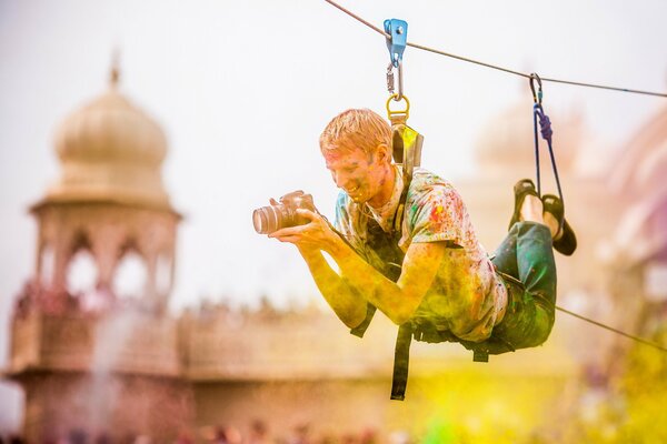 Photographe sur une corde au Festival de peinture