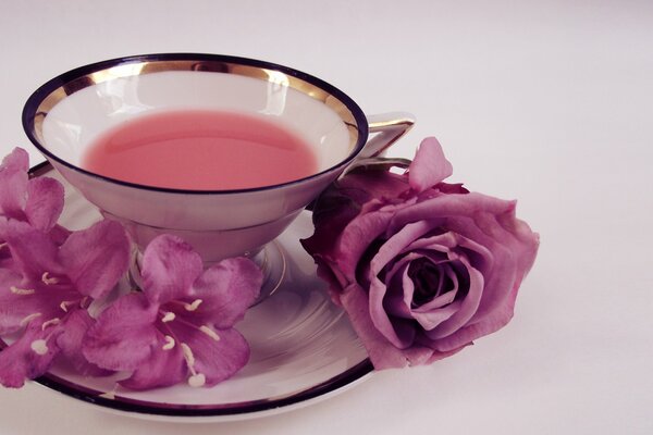 Tenerezza dei fiori di rosa su un piattino con una tazza di arte digitale