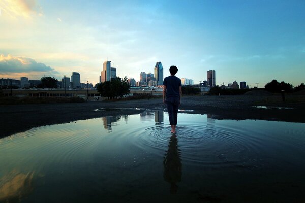 L homme marche sur l eau vers la ville