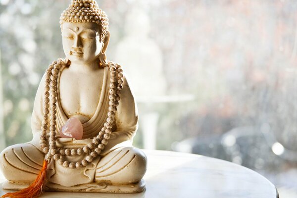 Buddha-Figur mit Herz aus Stein