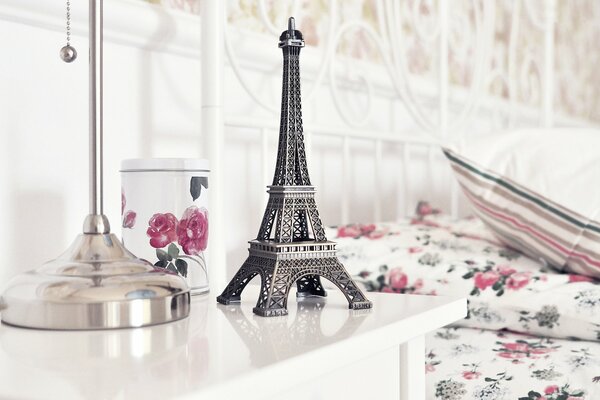 Statuetta della Torre Eiffel sul tavolo