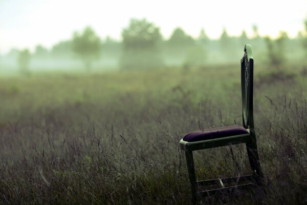 Chaise dans le brouillard comme dans la tricherie blanche