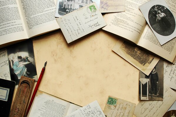 Libri d epoca e lettere con foto sul tavolo