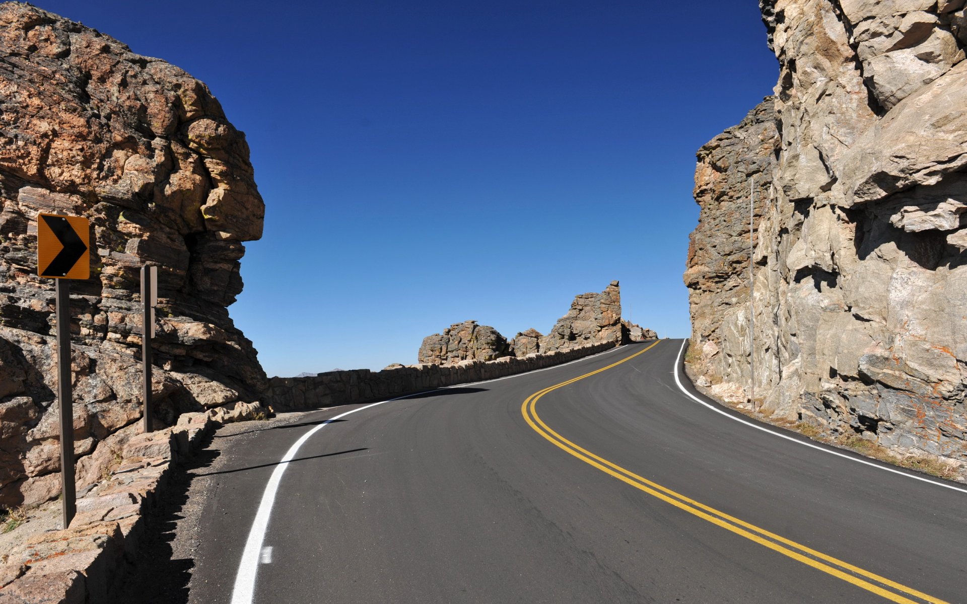 strada montagne cielo