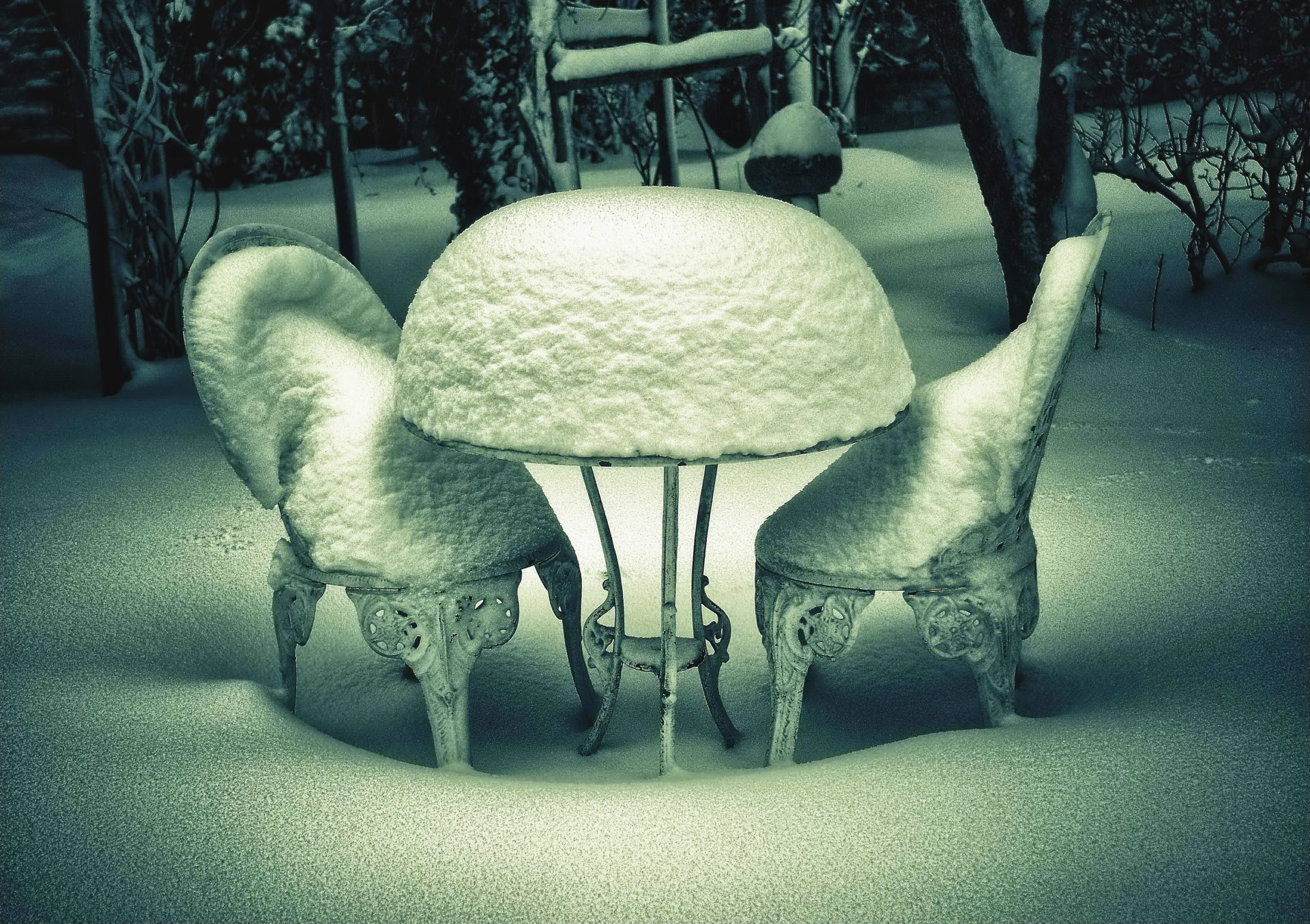 winter schnee frost schneeverwehungen wald bäume tisch stühle beistelltisch möbel verschüttet