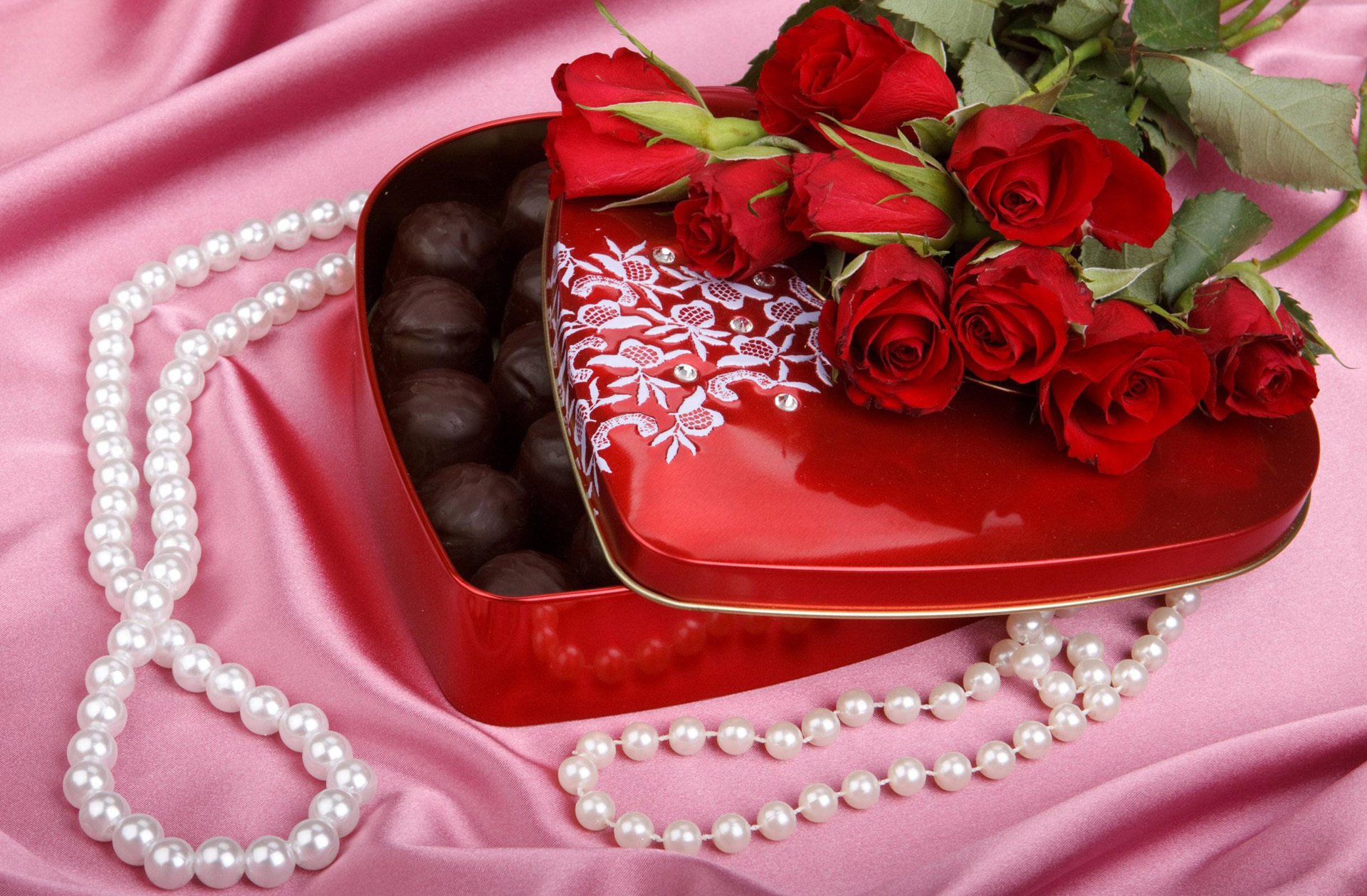 roses rose red bouquet flowers buds petals candy sweets chocolate food pearls pearls jewelry beads silk rhinestones sequins heart heart candy box with candy gift love