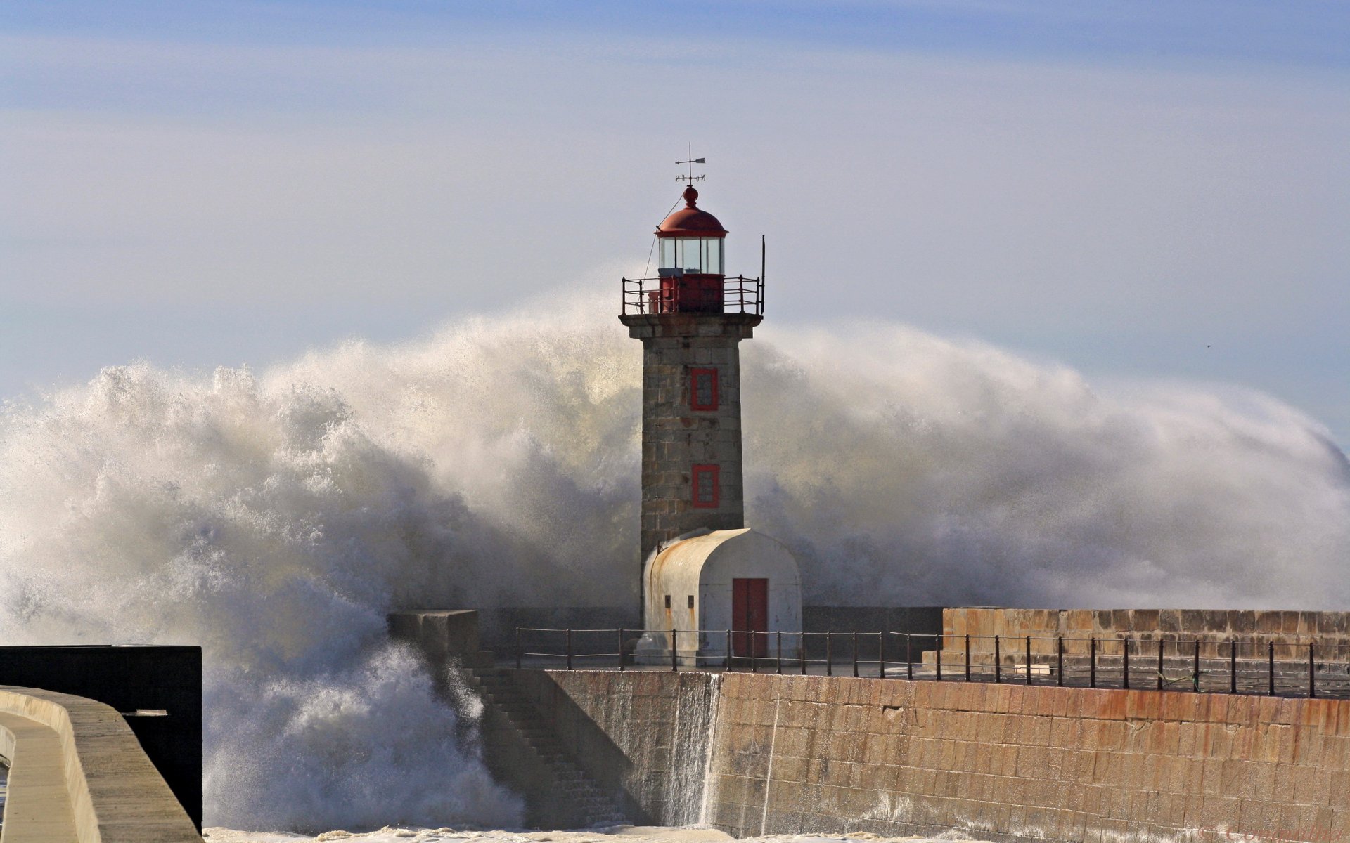 phare vague éclaboussures ciel