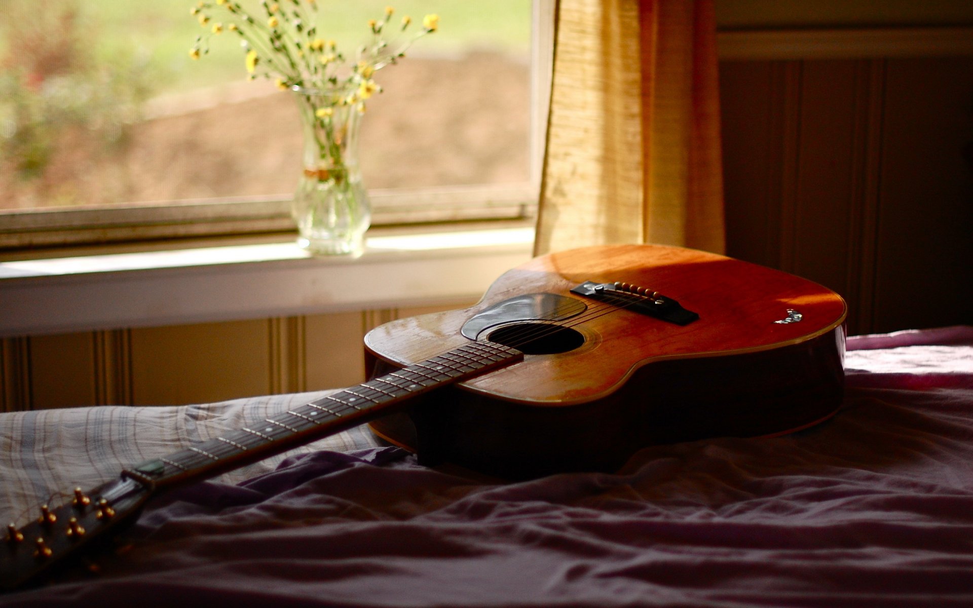 guitarra habitación ventana