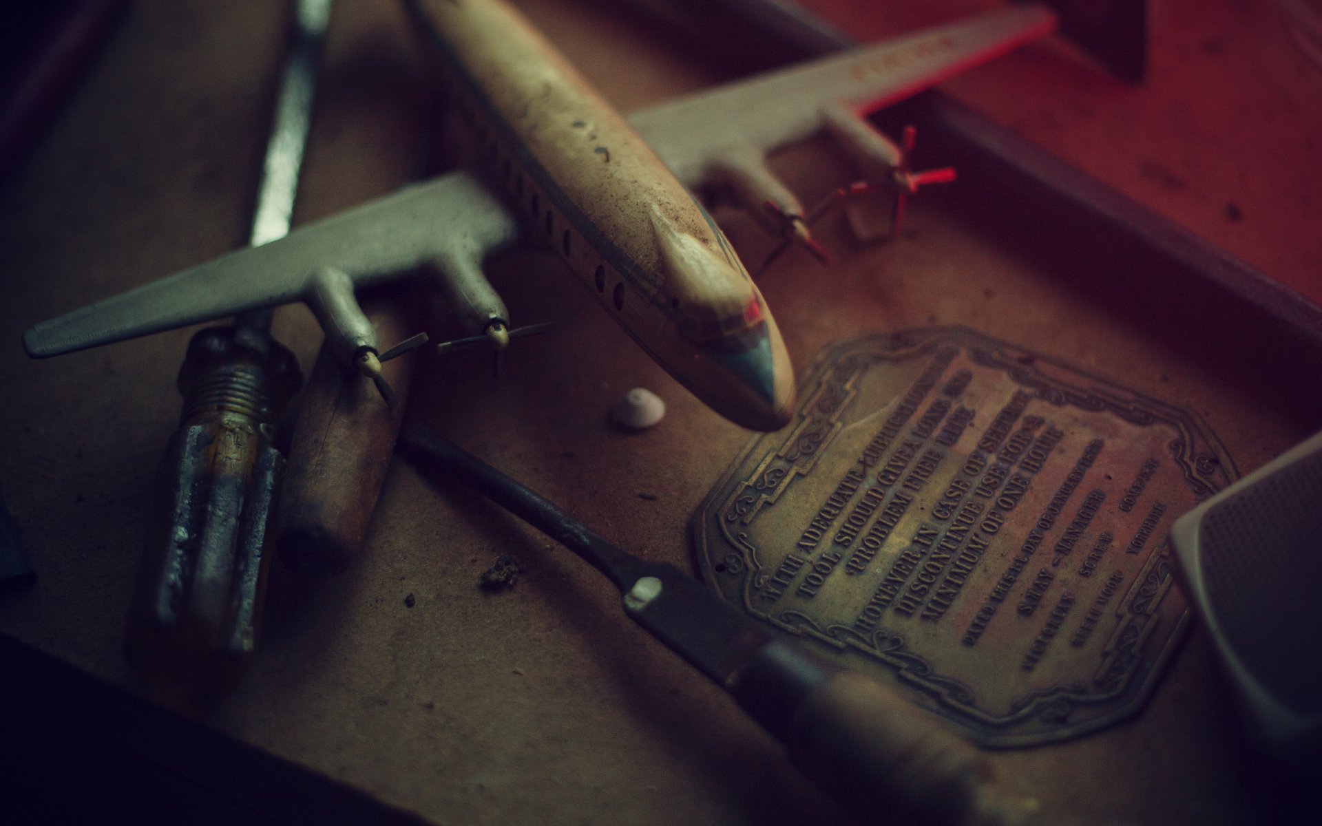 laboratorio legno modello aereo strumenti retro foto varie colore luce carta da parati