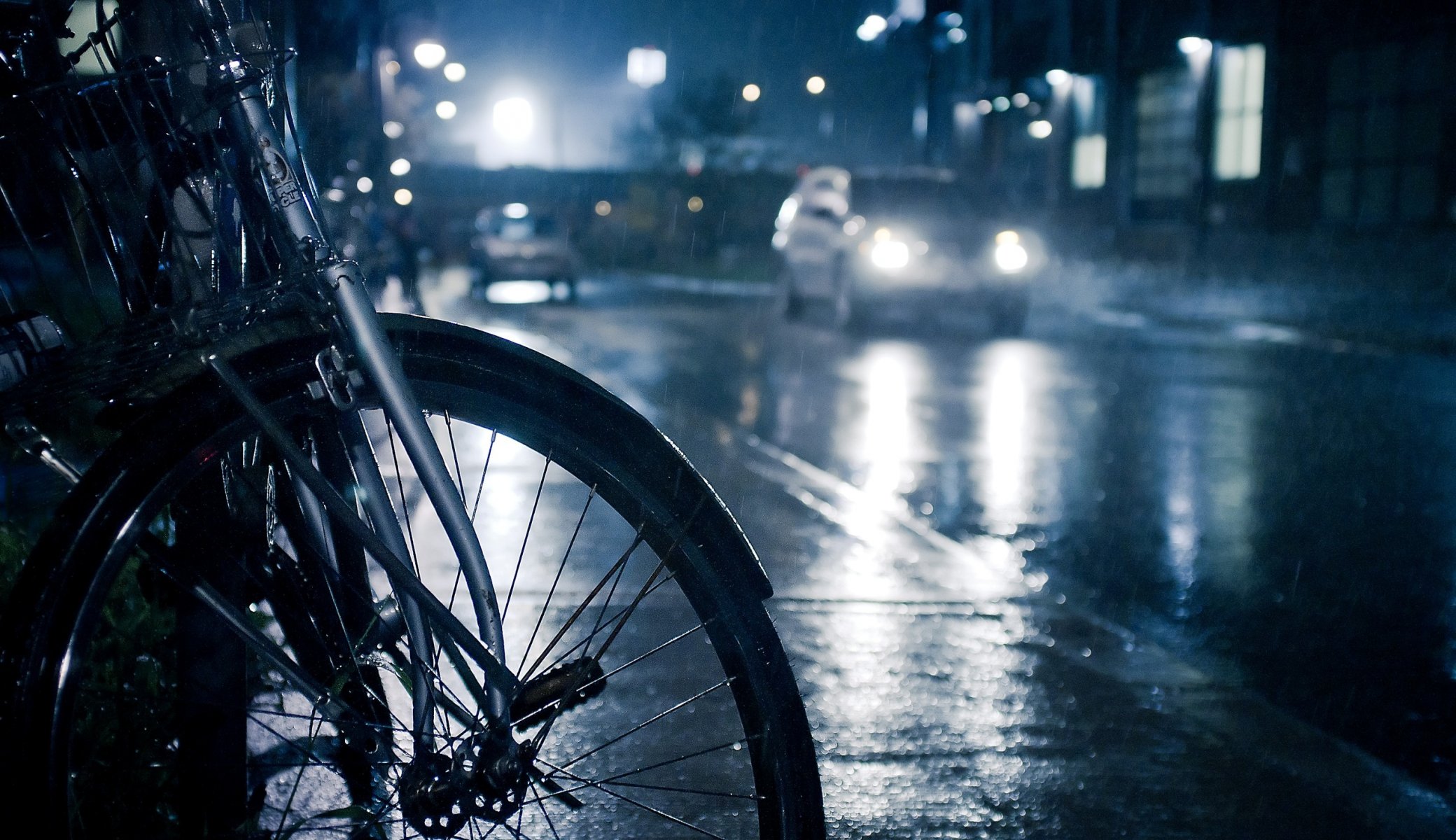 nuit pluie averse gouttes route voitures lumières trottoir flaques d eau vélo photo divers fonds d écran