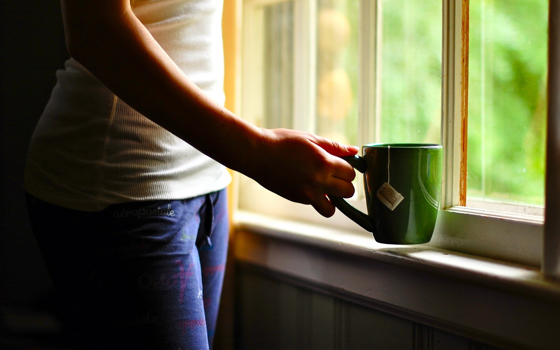 fenêtre tasse main maison