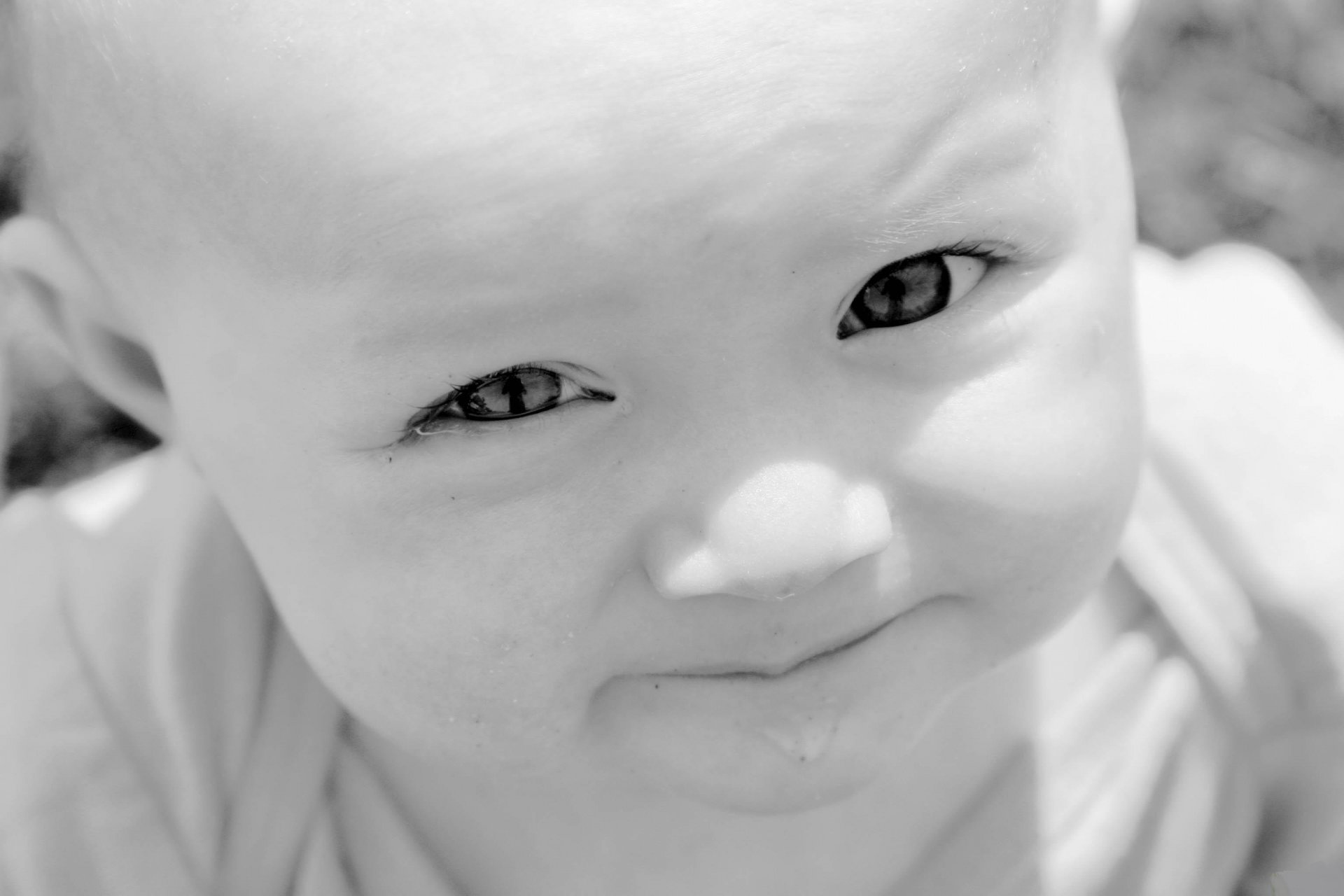 bébé noir et blanc bave yeux nez lèvres réflexion