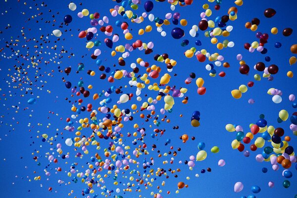 Dans le ciel s envolent boules colorées loin