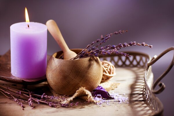 Lavanda triturada con vela de color Serena