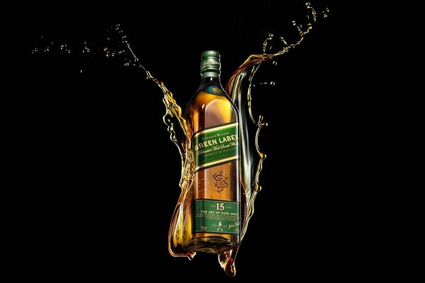 Whisky Johnny Walker de green label sobre fondo negro