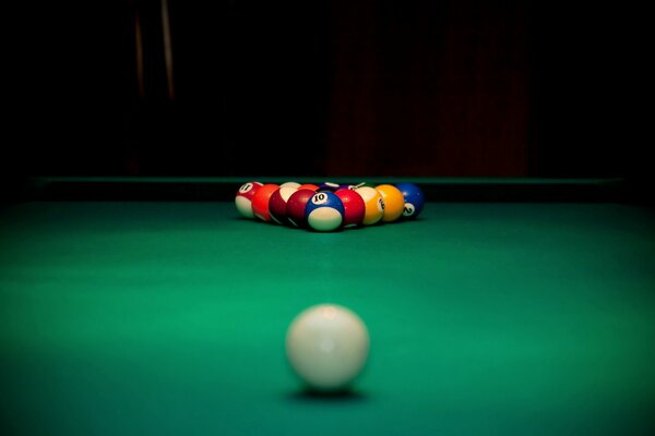 Boule blanche regardant le reste sur fond de table de billard