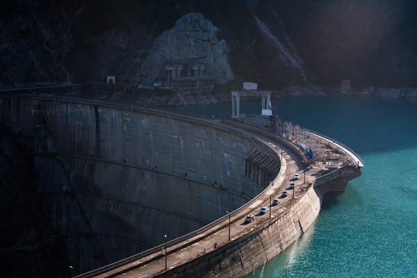 Centrale hydroélectrique et route sur laquelle les voitures vont