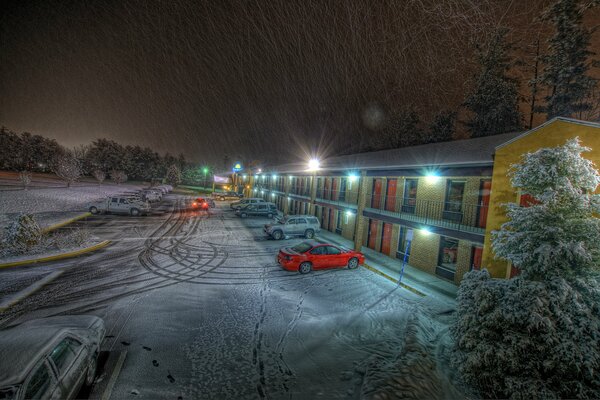 Autospuren im Schnee am Hotel