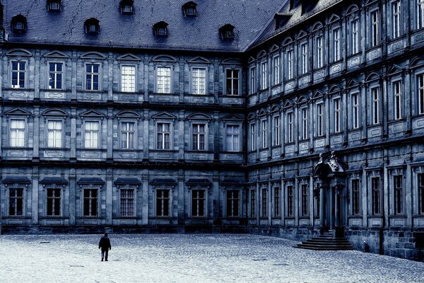 Gebäude mit vielen Fenstern und Veranda