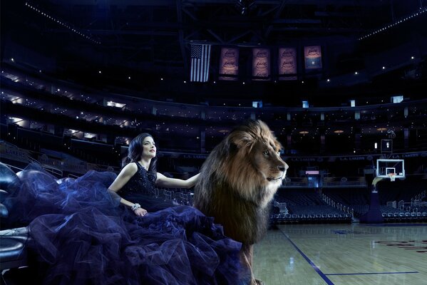 Fille en robe et Lion dans l arène de basket-ball