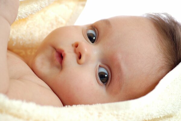 Mignon bébé avec de grands yeux