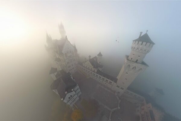 Castillo de Neuschwanstein en una fuerte niebla