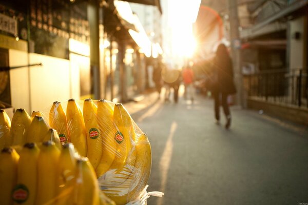 Bananes emballées au premier plan de la rue