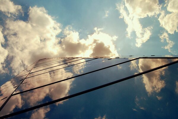 El rascacielos espejo refleja el cielo y las nubes