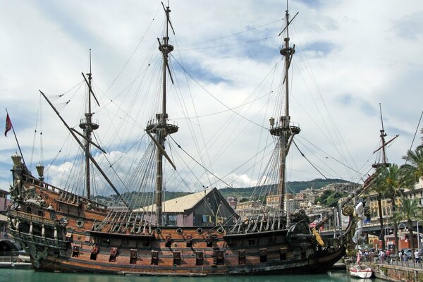 Barco antiguo de tres mástiles en el mar