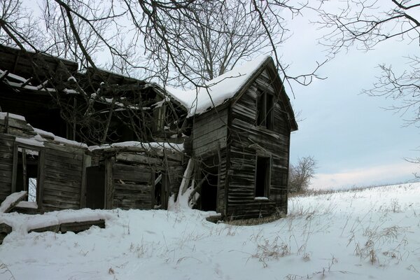 Casa abandonada en las afueras en una tarde de invierno