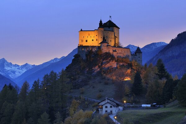 Titelschloss in der Schweiz am Abend auf einem Hügel