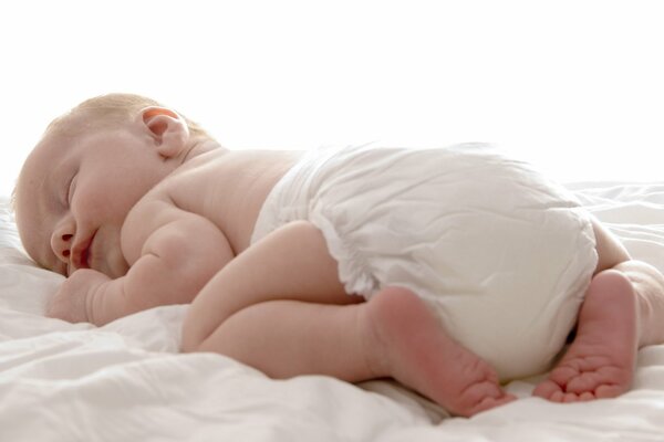 Foto del bambino che dorme sul letto